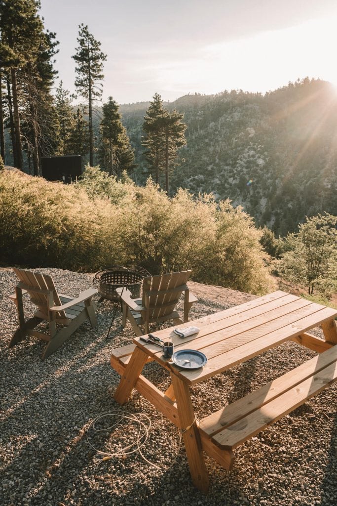 Mesa de picnic con vista al valle en Getaway House