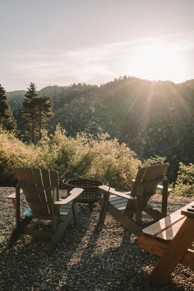Brasero y sillones en Getaway House Big Bear