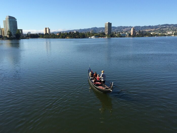 Góndola en el lago Merritt por Chamberedanutilus a través de Wikipedia cc