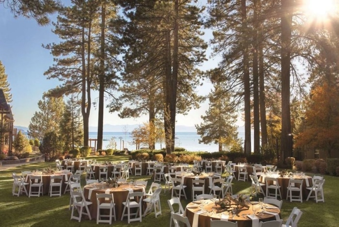 Mesas para eventos dispuestas con vista al lago en el Hyatt Regency