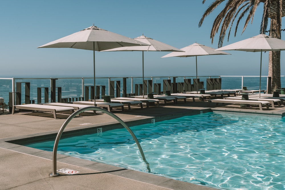 Piscina con vista al mar en Mission Pacific, programa de recompensas de Hyatt