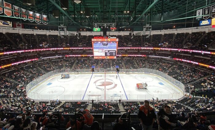 Interior del Honda Center por Troutfarm27 a través de Wikimedia cc