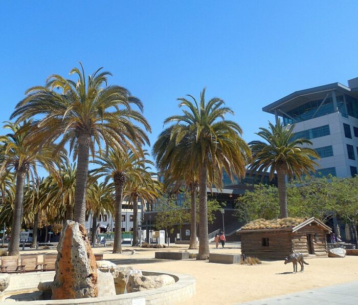 Jack London Square en Oakland, California por Niranjan Arminius a través de Wikimedia cc