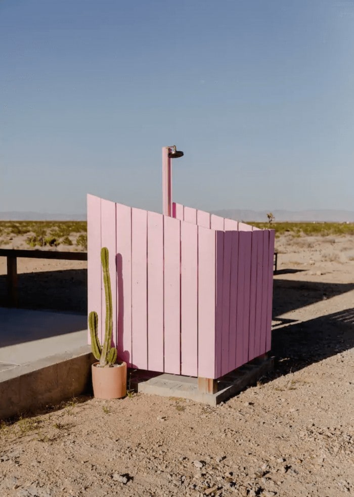 Ducha exterior rosa en El Rancho Joshua Tree