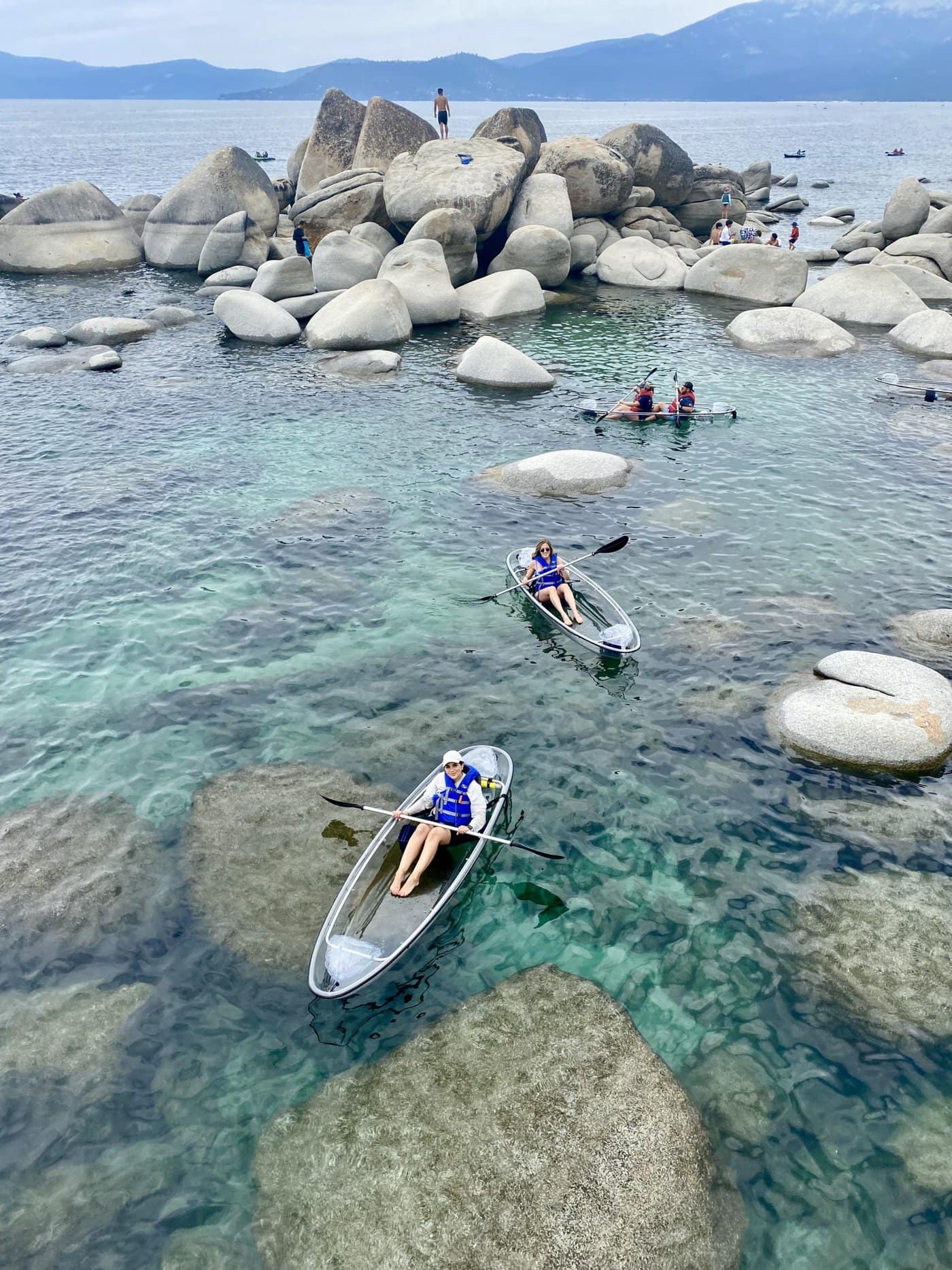 Michelle Halpern en kayak transparente para 50 cosas divertidas para hacer en California blo