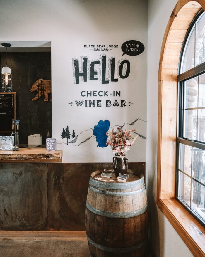 El bar de vinos dentro de Black Bear Lodge, South Lake Tahoe