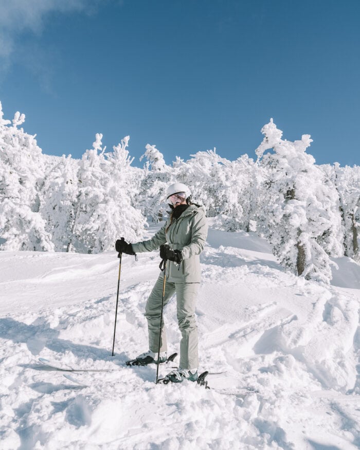 Michelle Halpern con equipo de esquí Half Days frente a árboles cubiertos de nieve en Lake Tahoe