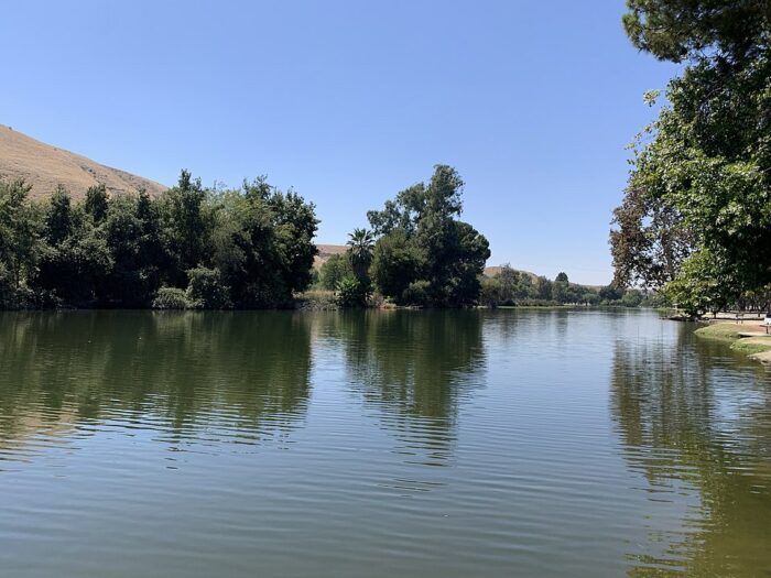 Lago en Hart Memorial Park por Little T889 a través de Wikimedia cc