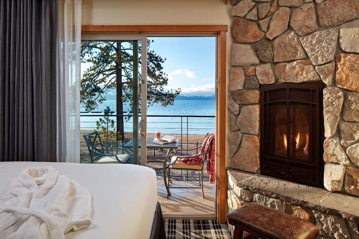 Vista de la habitación con cama y chimenea a la vista con vistas al lago del Landing Resort