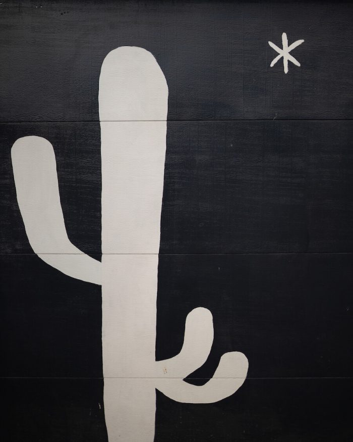 Mural de cactus en Alamo Motel
