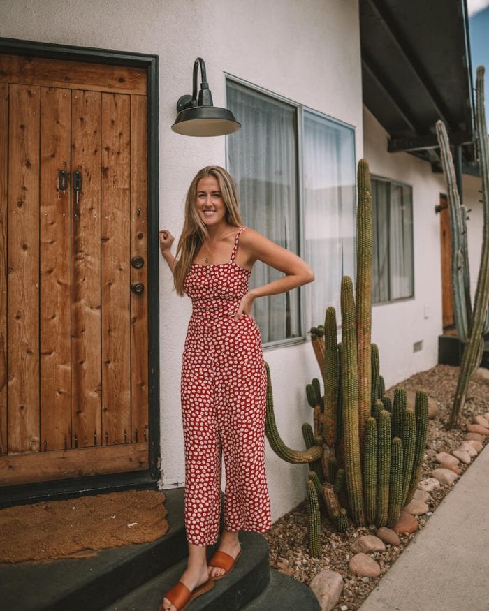 Michelle Halpern en el pórtico del Alamo Motel