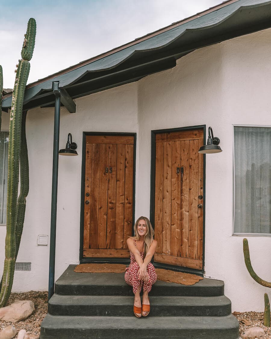 Michelle Halpern en el Alamo Motel en Los Alamos para saber dónde visitar California en primavera