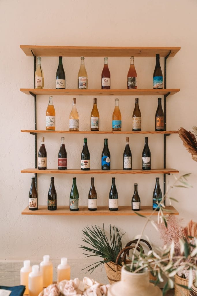 Estante de pared de vino en Bodega en Los Alamos