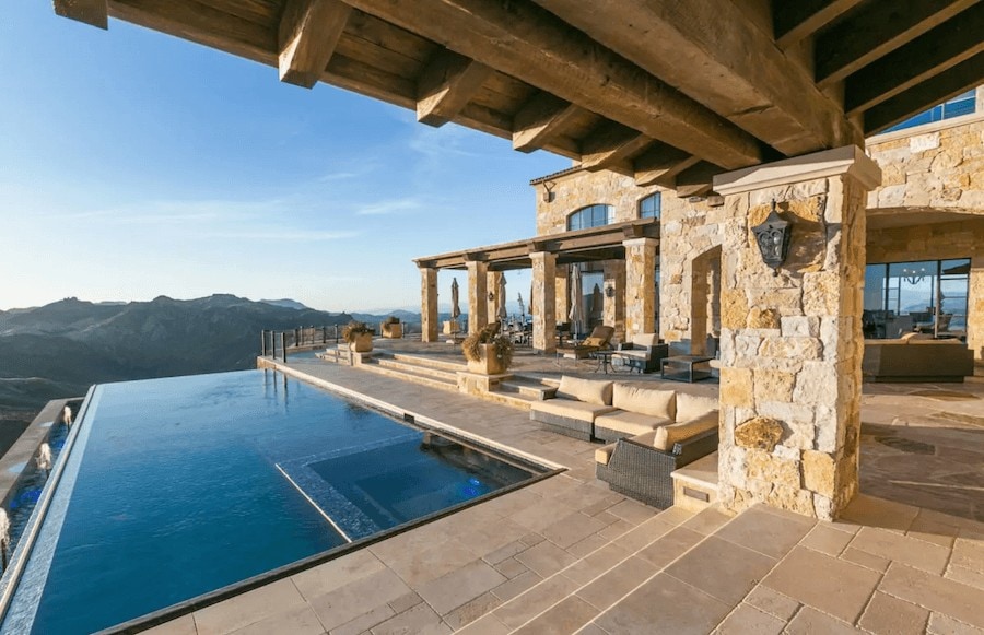 Piscina infinita en el viñedo Malibu Rocky Oaks