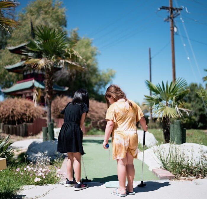 Foto de minigolf en Camelot Park a través de la página de Facebook