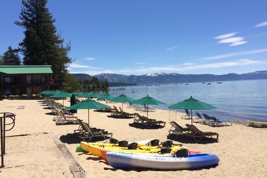 Playa en Mourelatos Lakeshore Resort con kayaks y sombrillas