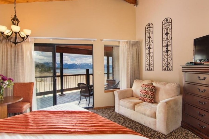 Interior de la habitación de invitados en Mourelatos Lakeshore Resort