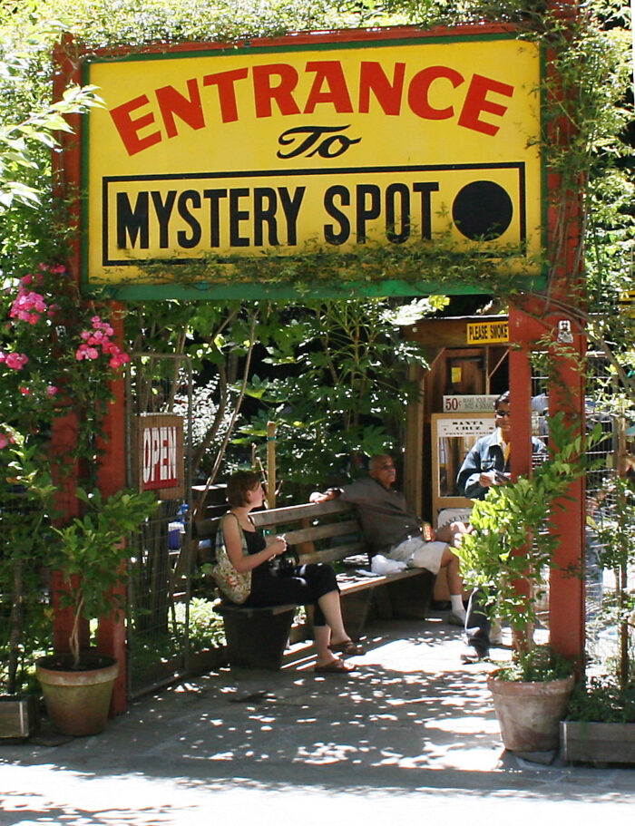Mystery Spot por Sanjay ach a través de Wikipedia cc