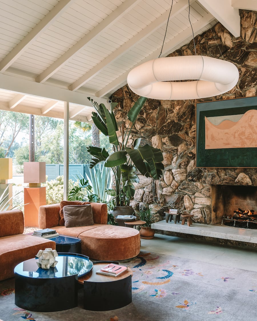 Vestíbulo interior en el Hotel Capri, Ojai