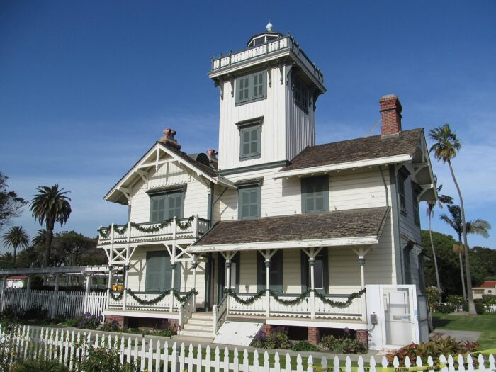 Faro de Point Fermin Park por Doug Kerr a través de Wkimedia cc