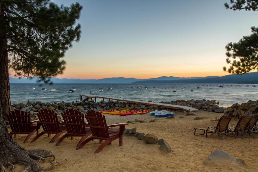 Tumbonas en la playa en Red Wolf Lakeside Lodge