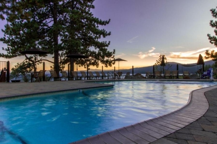 Vista de la piscina al atardecer en Red Wolf Lakeside Lodge