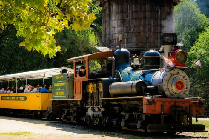 Roaring Camp Railroad de Spencer DeMera a través de Unsplash