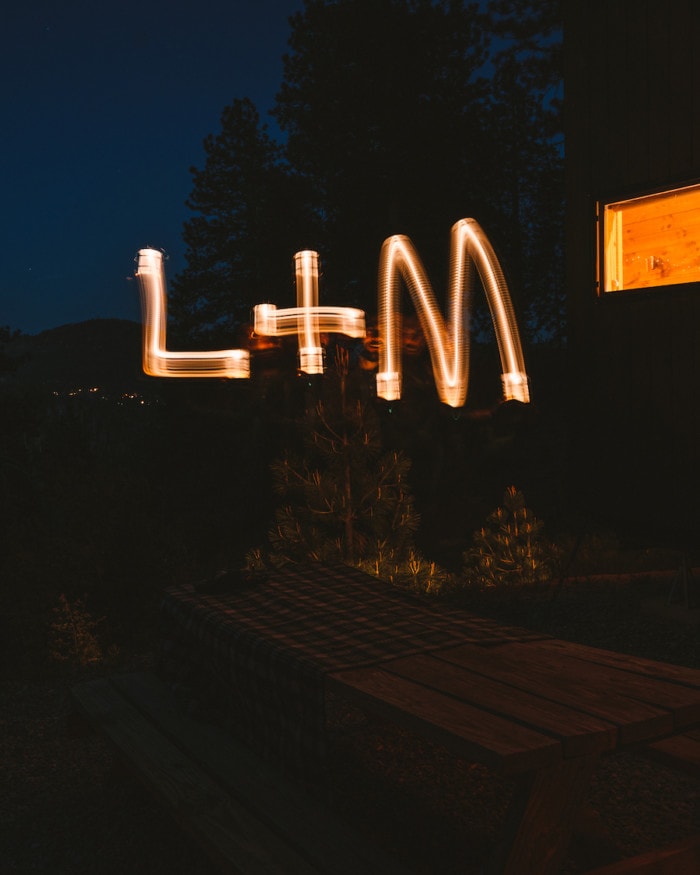 L+M noche escribiendo con la linterna en Getaway House