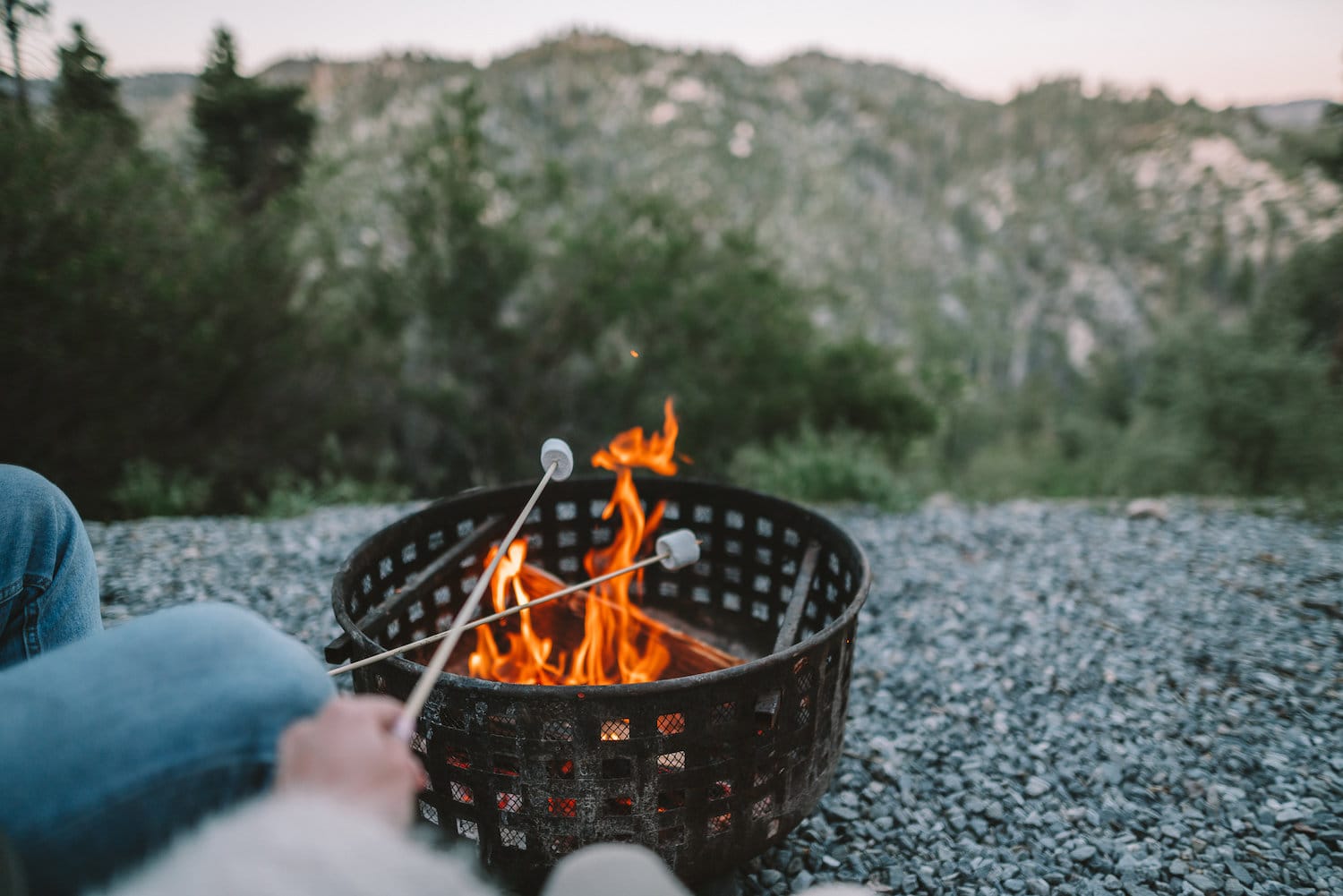 Asar malvaviscos junto al fuego en Getaway para una escapada romántica desde Los Ángeles