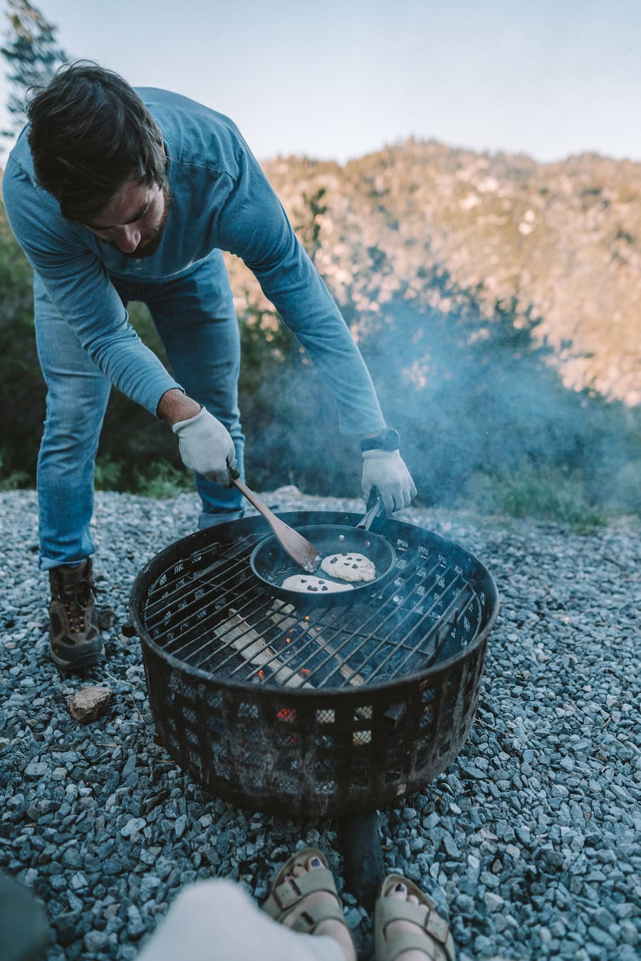 Cocinar panqueques sobre la hoguera en Getaway House