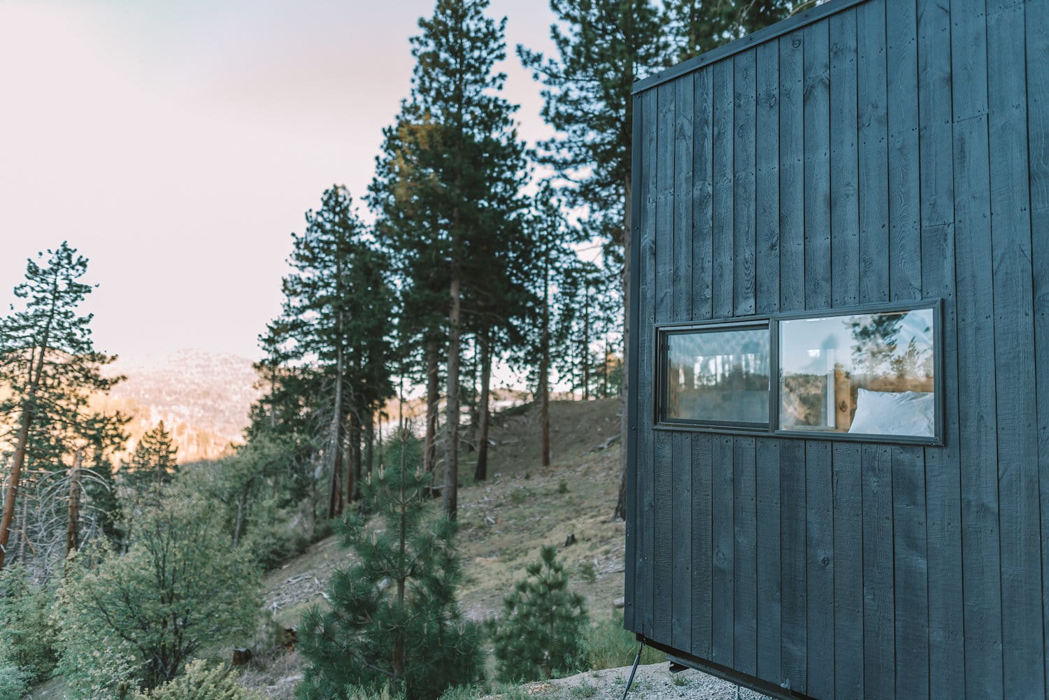 Vista lateral de Getaway House en Big Bear con vistas al valle