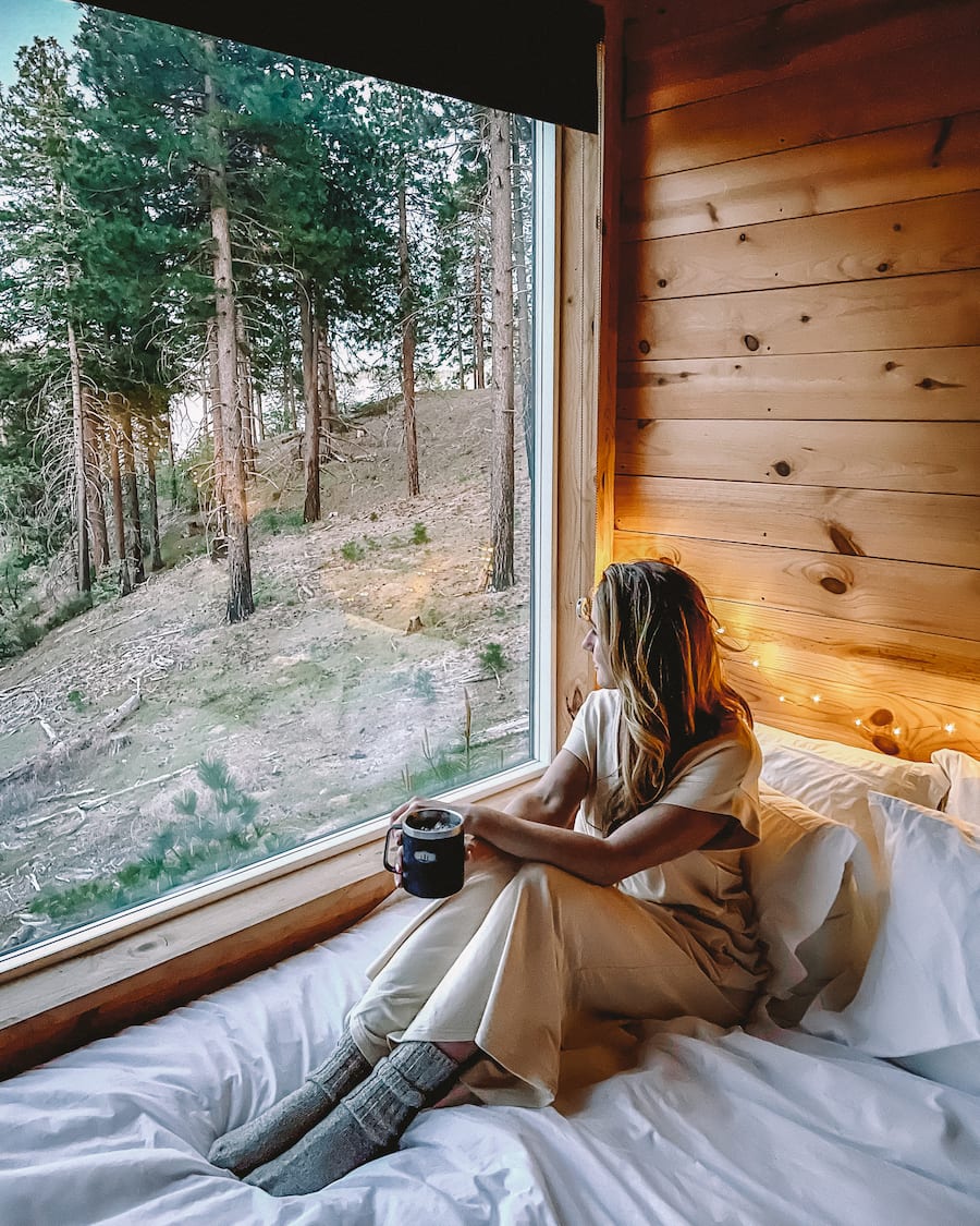 Guirnaldas de luces dentro de la cama de Getaway House