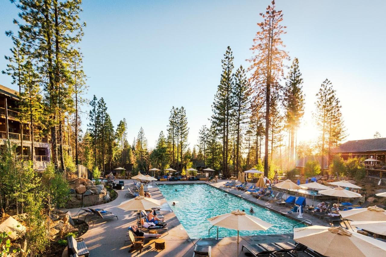 Piscina en Rush Creek Lodge para saber dónde alojarse en Yosemite blog