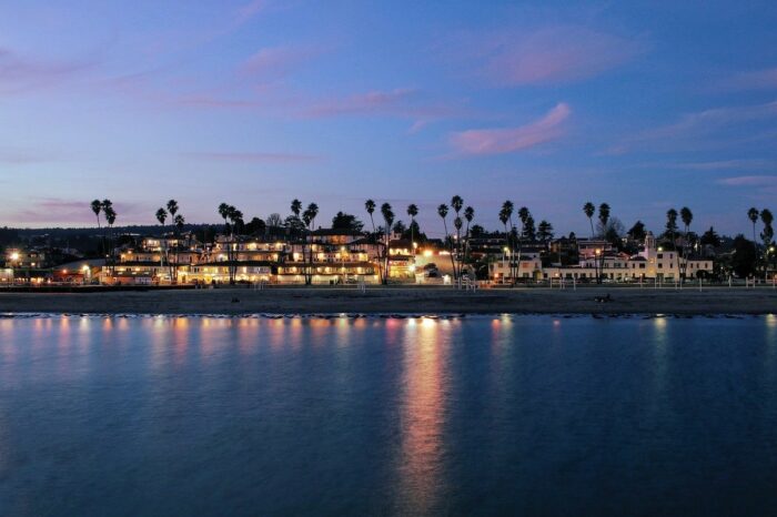 Paseo marítimo de la playa de Santa Cruz en la noche foto vía Pixabay