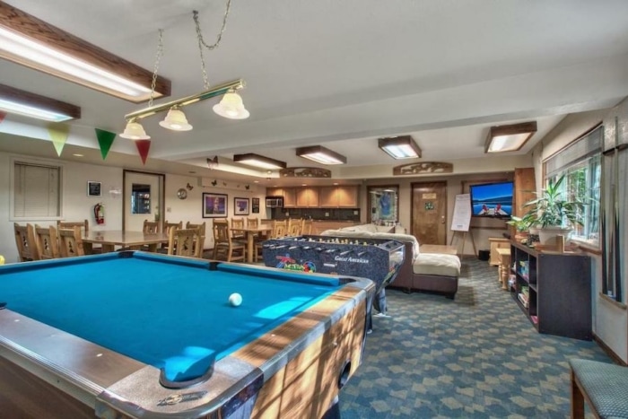 Sala de juegos en Tahoe Beach & Ski