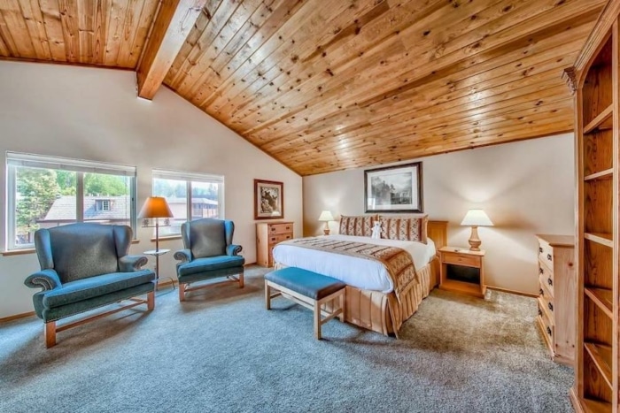 Interior de la habitación de la cabaña de madera en Tahoe Beach & Ski - Lake Tahoe hotels lakefront