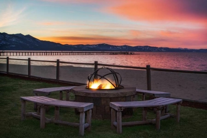 Brasero al atardecer en Tahoe Lakeshore Lodge & Spa