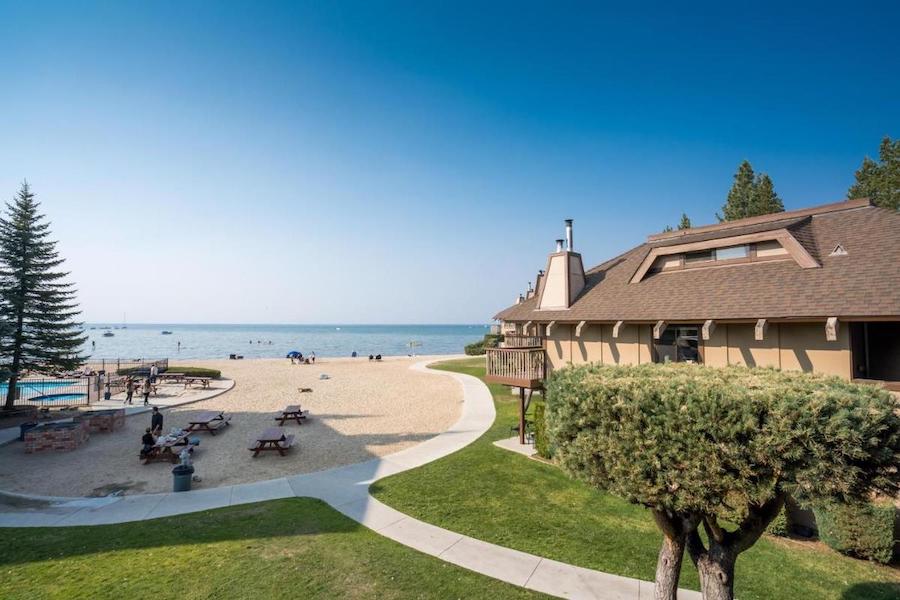 Vista de Tahoe Lakeshore Lodge & Spa junto a la playa en Lake Tahoe