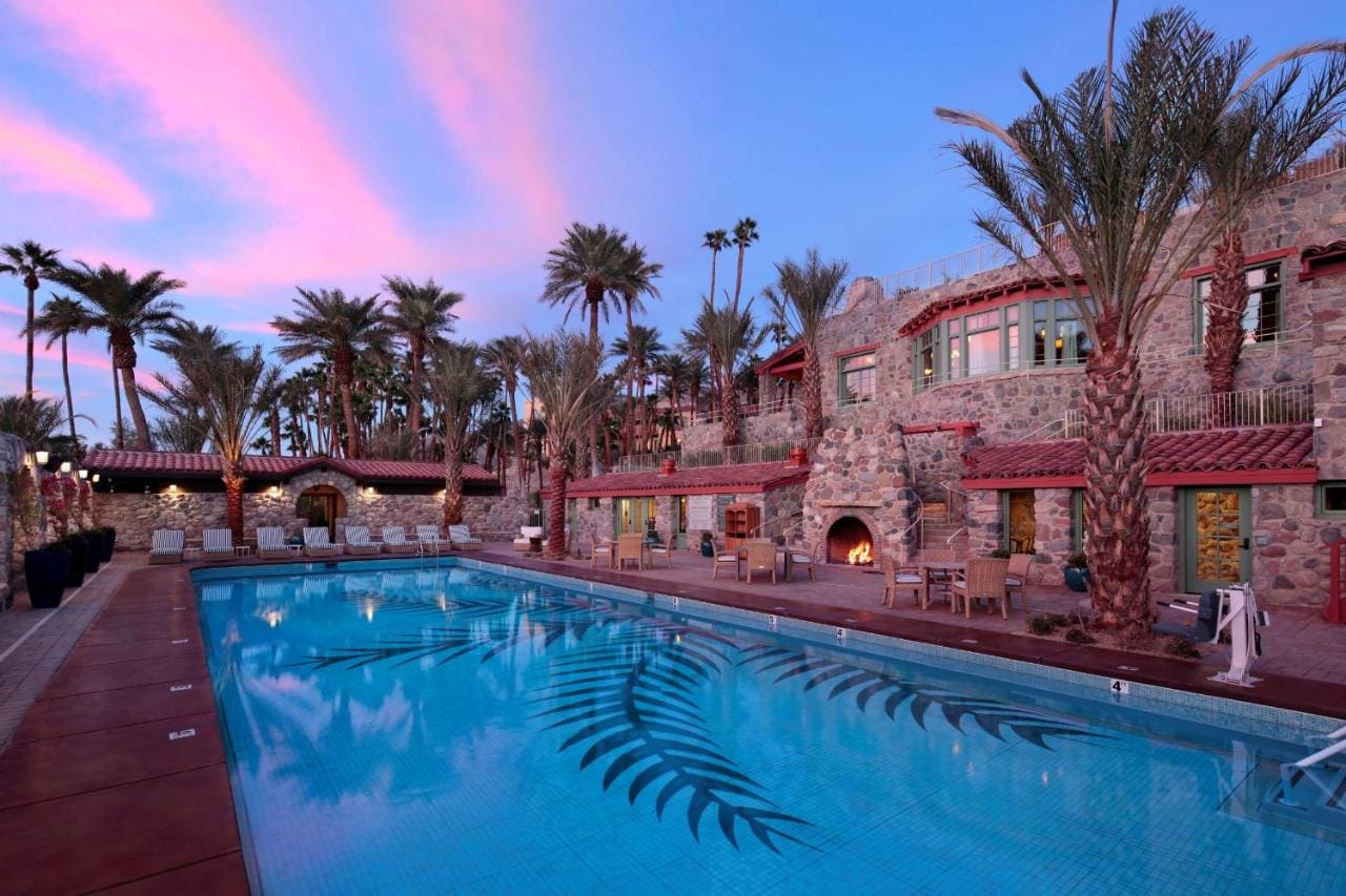 La piscina Inn at Death Valley al atardecer