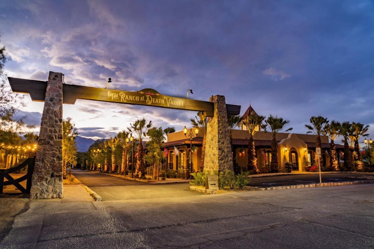 El rancho en el cartel del Valle de la muerte al atardecer