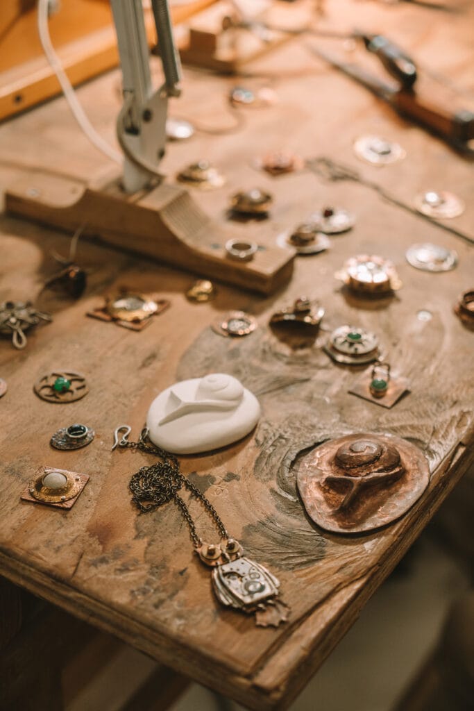 Primer plano de algunas de las piezas de joyería que se fabrican en makerspace Curious Forge en la ciudad de Nevada: las mejores cosas para hacer en la ciudad de Nevada