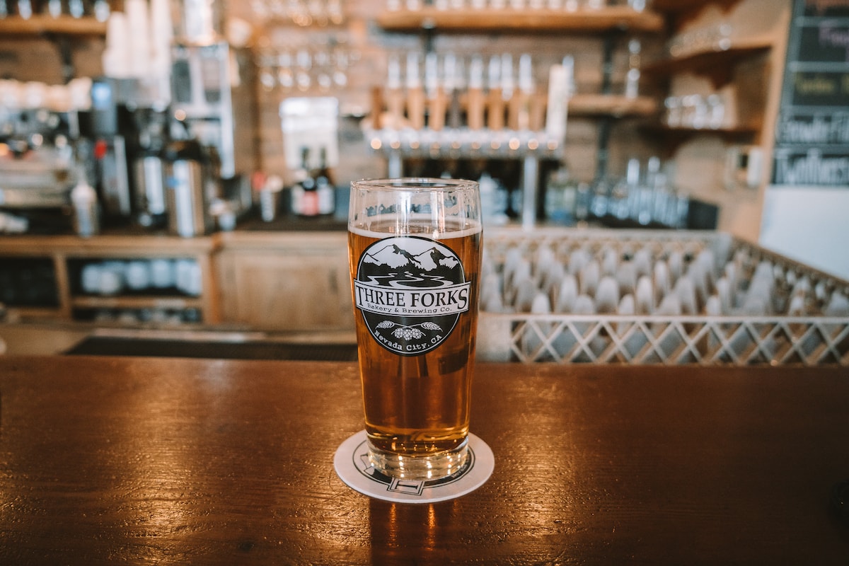 IPA sentada en la barra de Three Forks Bakery & Brewery Co