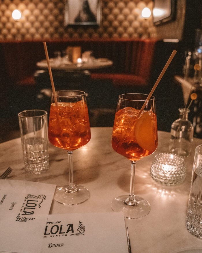 Cócteles Aperol Spritz en la mesa del restaurante Lola