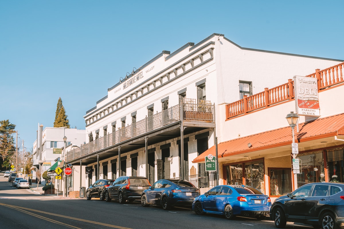Vista exterior del Hotel Holbrooke en Grass Valley, California