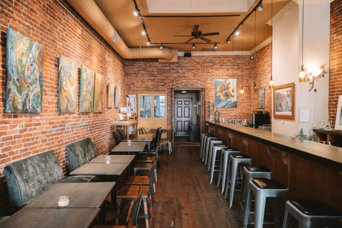 Sala de degustación Lucchesi en Mill Street en Grass Valley