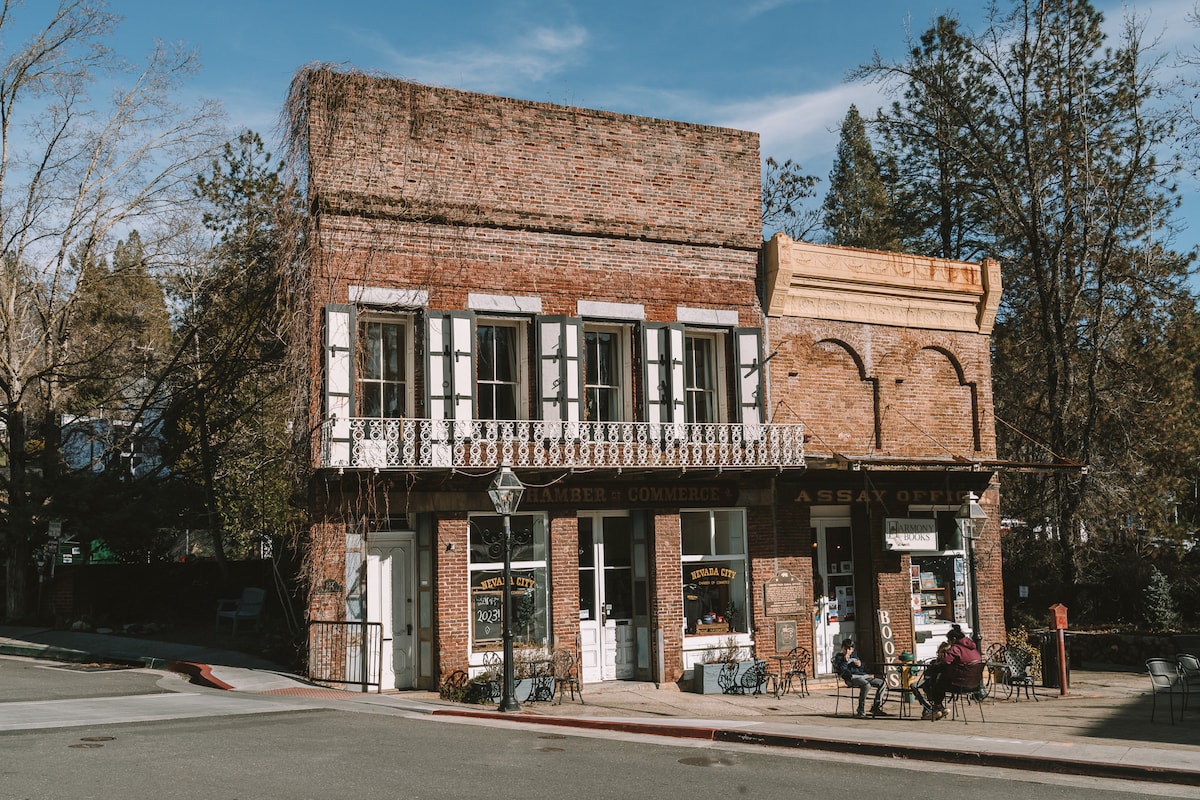Edificios históricos en el centro de la ciudad de Nevada