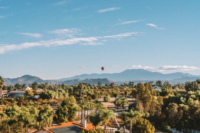 Paisaje sobre el valle de Temecula con globo de aire caliente en la distancia