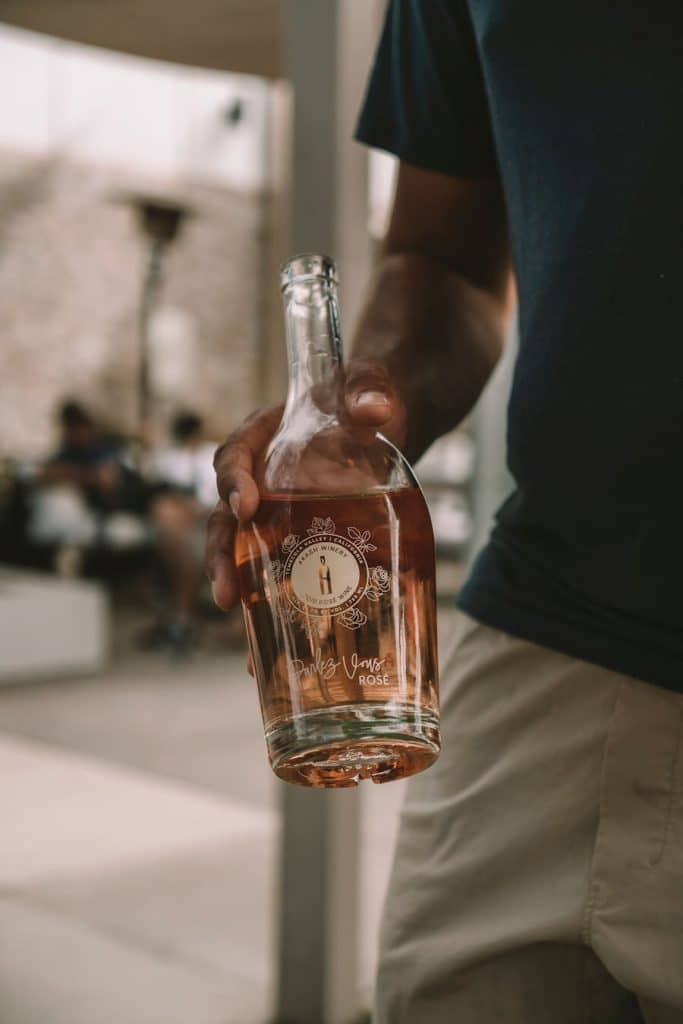 Botella de vino rosado en Akash Winery en Temecula