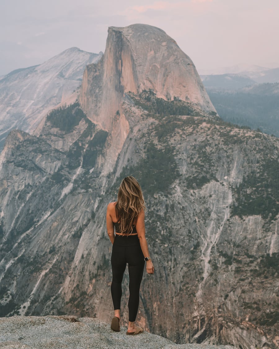 Michelle Halpern al atardecer en Glacier Point