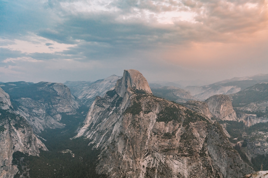Vistas del atardecer con vistas al valle de Yosemite